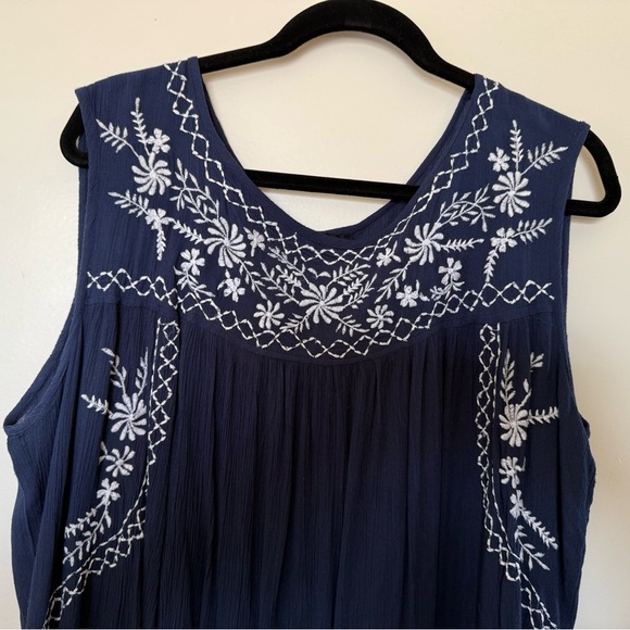 Chic Connection Sleeveless Navy Top with White Embroidery in Size 2X - Picture 3 of 7
